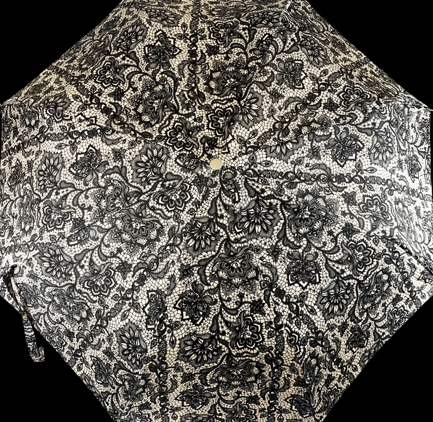 Amazing umbrella with lace effect design