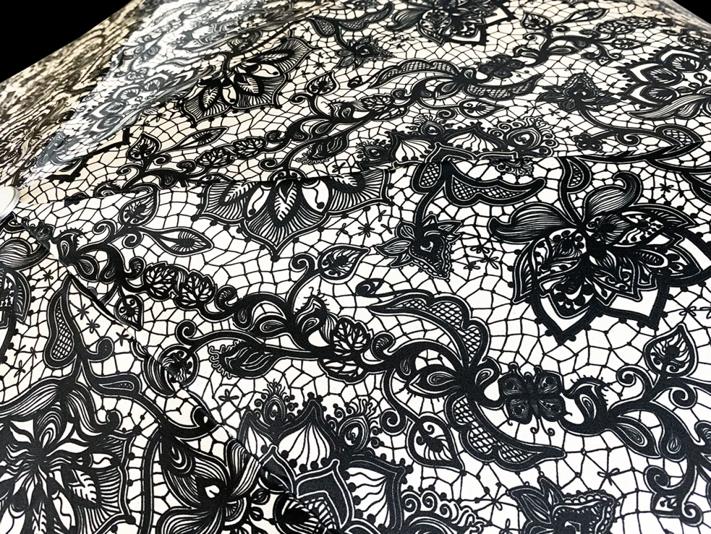 Amazing umbrella with lace effect design