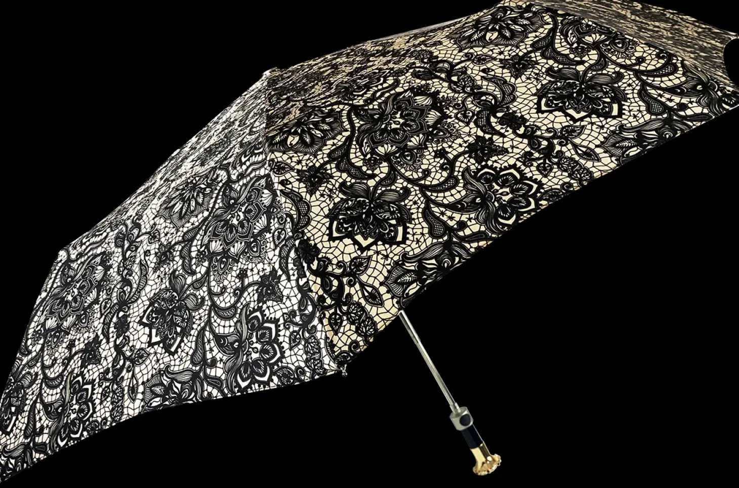 Amazing umbrella with lace effect design