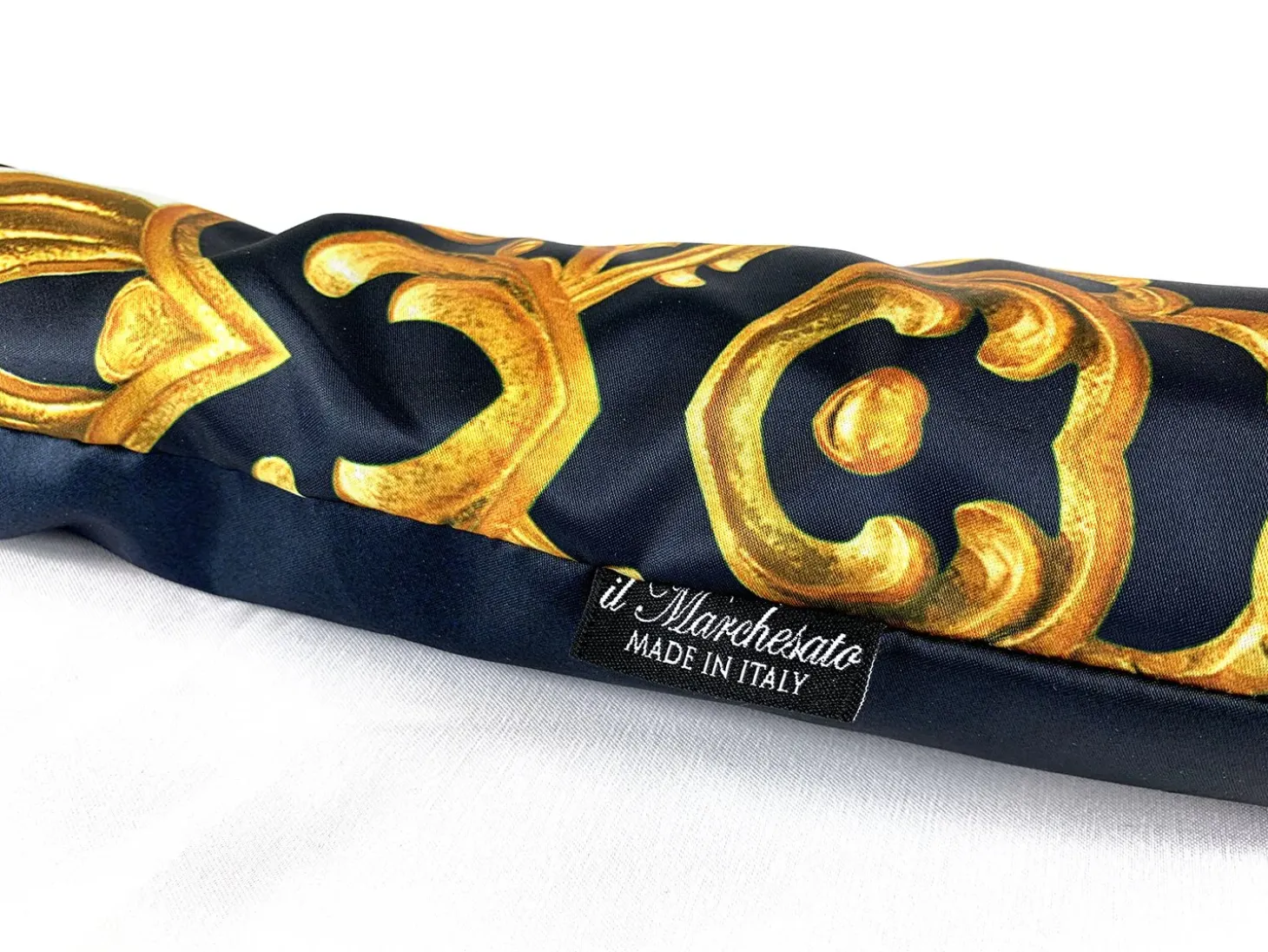Exclusive handle with 24K golden scorpion and embellished with sapphir